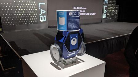 La multinacional estadounidense Procter & Gamble (P&G) presentó en la CES 2020 a RollBot en Las Vegas (Estados Unidos). El artefacto es un prototipo de robot que se mueve libremente por la casa con un rollo de papel higiénico para los momentos de mayor necesidad, y puede ser llamado desde un teléfono móvil.