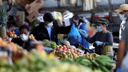 Vendedores en el Mercado Mayorista de Quito, el 21 de marzo de 2020, durante la emergencia sanitaria por el coronavirus.