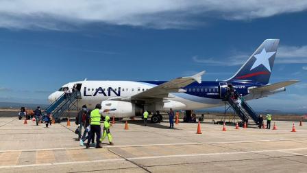 Personas ingresan a un avión en el aeropuerto de la isla Baltra, el 12 de mayo de 2020.