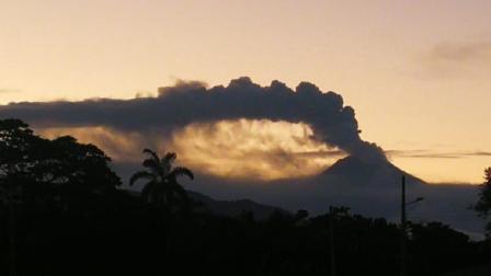 Imagen de la actividad del volcán Sangay, en Morona, durante una emisión de ceniza el 12 de junio de 2020. 