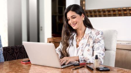 Una mujer ofreciendo los productos de una empresa de venta por catálogo en 2020.