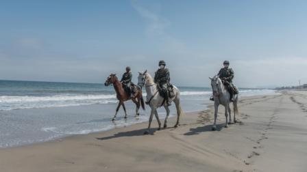 Militares patrullan las playas de Crucita (Manabí), el 27 de julio de 2020.