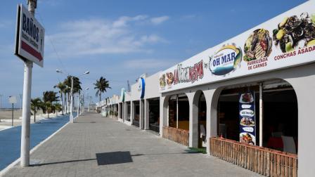 Locales cerrados en la playa de Manta, el 5 de agosto de 2020.