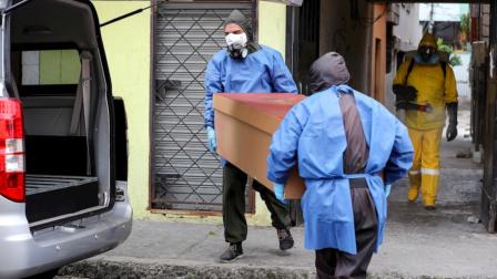 Personal de una funeraria traslada el ataúd de una persona fallecida, supuestamente a causa del coronavirus, 14 de agosto de 2020.