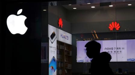 Logo de Apple y Huawei en una tienda de tecnología. 