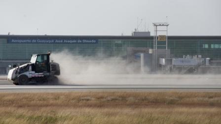 Las operaciones en el aeropuerto José Joaquina de Olmedo de Guayaquil fueron suspendidas por la caída de ceniza del volcán Sangay. Foto Referencial de archivo