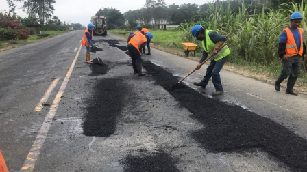 Trabajadores en la vía Santo Domingo - Buena Fe el pasado 20 de septiembre de 2020.