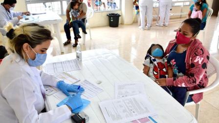 Una trabajadora de la salud encuesta a una ciudadana en un centro médico de Quito, el 27 de octubre de 2020.