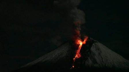 El proceso eruptivo del volcán Sangay fue capturado en imágenes la madrugada de este 3 de diciembre de 2020.