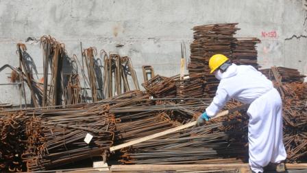 Un trabajador de una obra de construcción en Ecuador, en mayo de 2020. 