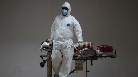 Enfermero recibe a paciente en el hospital de Covid-19 Boa Viagem en Recife (Brasil), el 20 de marzo de 2021. 