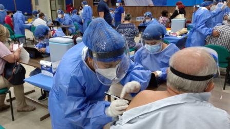 Personas de la tercera edad reciben la vacuna contra el coronavirus  en Guayaquil, el 23 de abril de 2021.