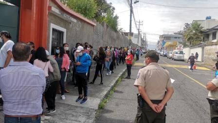 Personas hacen fila en la parroquia de Conocoto para recibir la vacuna contra el Covid-19, el 31 de mayo de 2021.