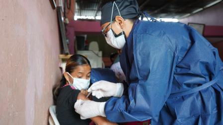 Una mujer es vacunada en el Colegio San Gabriel, en Quito, el 1 de junio de 2021. 