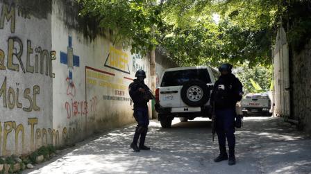 Un grupo de policías patrulla uno de los barrios de Puerto Príncipe, el 7 de julio de 2021.