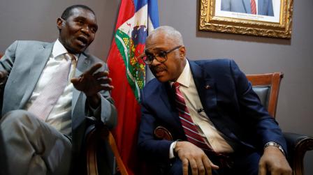 Joseph Lambert (izquierda) junto al politico Jack Guy Lafontant conversando antes de una conferencia en Puerto Príncipe, Haití, el 11 de julio de 2018. 