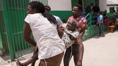 Una mujer es ingresada hoy, al hospital general de Les Cayes (Haití). 16 de agosto de 2021