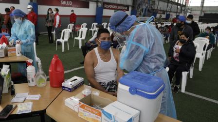 Un trabajador de la empresa Adelca recibe la vacuna contra el Covid-19, el 30 de agosto de 2021.