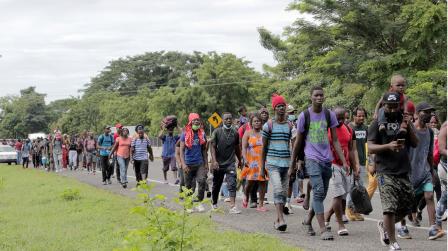 Una caravana de migrantes, en su mayoría haitianos, caminan en una carretera en el municipio de Tapachula, estado de Chiapas (México), el 1 de septiembre de 2021.