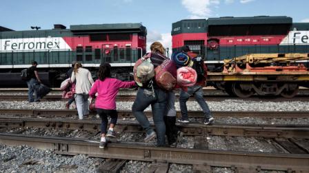 Familias de migrantes intentan subirse al tren "La "Bestia" a las afueras de la ciudad de Saltillo, en el estado de Coahuila, en México.