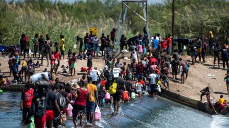 Miles de inmigrantes procedentes de Haití esperan en el río Bravo, para cruzar rumbo a Estados Unidos, el 18 de septiembre de 2021.