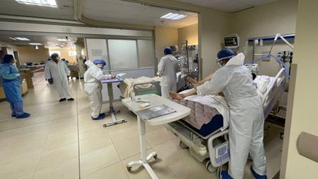 Médicos atienden a pacientes con Covid-19 en la sala de cuidados intensivos del Hospital Pablo Arturo Suárez, de Quito, el 8 de noviembre de 2021.