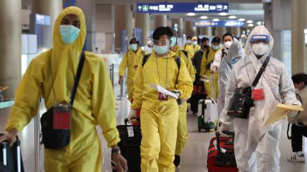 Pasajeros en un aeropuerto de Corea del Sur, el 29 de noviembre de 2021.