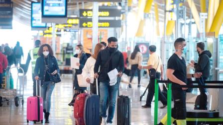 Pasajeros en el Aeropuerto Madrid-Barajas, a finales de noviembre de 2021. Europa adopta varias restricciones por ómicron.