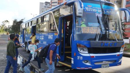 Personas se suben a un bus de transporte urbano de Quito, el 22 de diciembre de 2021.