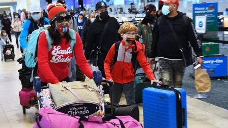 Viajeros llegando al aeropuerto de Orlando, Estados Unidos, el 23 de diciembre de 2021.