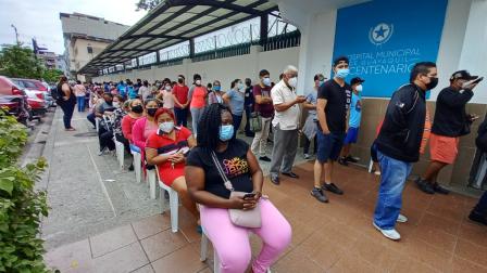 Los guayaquileños acuden al Hospital Bicentenario para realizarse pruebas de Covid-19, el 4 de enero de 2022.