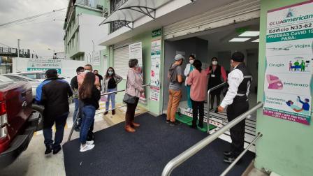 Personas hacen fila en las afueras de un laboratorio privado para hacerse una prueba PCR, el 11 de enero de 2022.