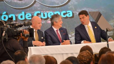 El presidente Guillemo Lasso, junto a su vicepresidente, Alfredo Borrero; y el alcalde de Cuenca, Pedro Palacios, el 12 de abril de 2022, en Cuenca.