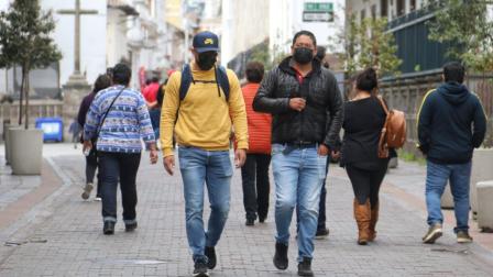 Dos hombres caminan en el Centro Histórico de Quito, el 19 de enero de 2022.