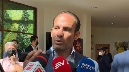 Francisco Egas, presidente de la FEF, conversa con los medios en la Casa de la Selección en Quito, el 21 de julio de 2022.