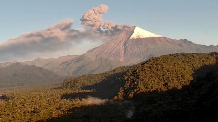 Nube de ceniza expulsada por el volcán Sangay, vista por la cámara del ECU 911, el 13 de agosto de 2022. 