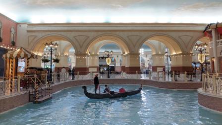 Vista panorámica del centro comercial Villaggio, en Doha, inspirado en la ciudad italiana de Venecia.