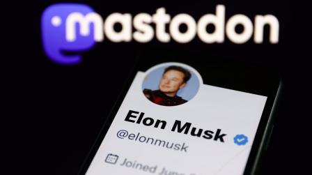 Ilustración con el logo de Mastodon y el perfil de Elon Musk en Twitter, el 18 de noviembre de 2022. 