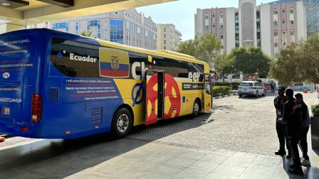 Imagen del bus de Ecuador, el miércoles 30 de noviembre, que trasladó a la delegación al aeropuerto de Doha, para abandonar Qatar, después de la participación en el Mundial. 