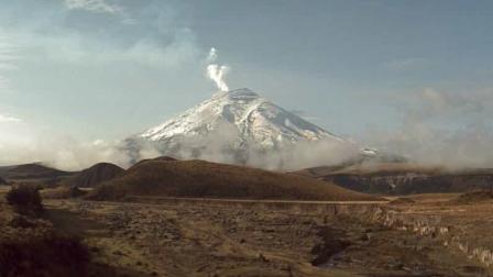 Imagen de monitoreo emisión de ceniza del volcán Cotopaxi. Quito, 3 de diciembre de 2022.