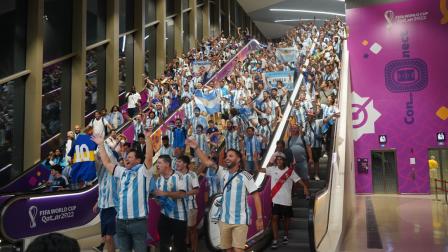 Miles de hinchas argentinos en una estación de metro en Doha, el 3 de diciembre de 2022.