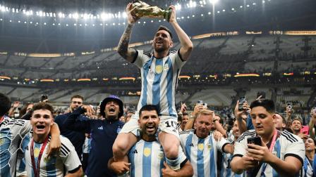 Sergio Agüero levanta en hombros a Lionel Messi, en el festejo de Argentina como campeón del mundo, el 18 de diciembre de 2022. 