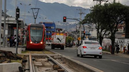 El tranvía se desplaza por la Avenida de las Américas, en el sur de Cuenca, en noviembre de 2022. 