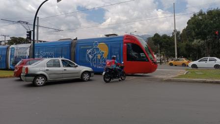 El tranvía de Cuenca en la intersección de la Avenida de las Américas y Primero de Mayo, el 17 de febrero de 2023.