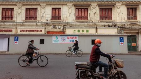 Varias personas pasan junto a una clínica improvisada para tratar el coronavirus en Shanghái, China, el 1 de marzo de 2023. 