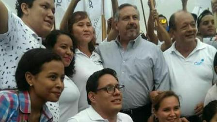 Edwin Moreno (camisa gris) durante una actividad política de apoyo a la candidatura de Lenín Moreno, en 2017.