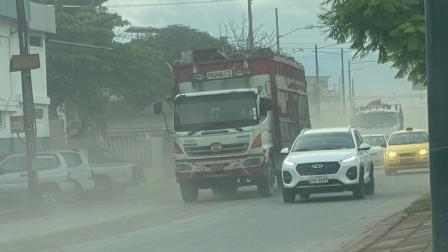 Vehículos transitan por una vía cubierta por ceniza del Sangay, en Babahoyo, Los Ríos, el 21 de abril de 2023. 