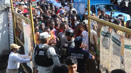 Migrantes hacen fila para regularizar su documentación, en el municipio de Tapachula, estado de Chiapas (México), el 20 de septiembre de 2023. 