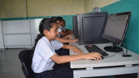 Estudiantes revisan contenidos en Internet en una escuela de Guayaquil, en noviembre de 2022.