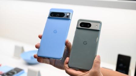 Los dos nuevos celulares de Google, Pixel 8 y 8 Pro, presentados en Nueva York, el 4 de octubre de 2023. 